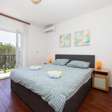 בית נופש With Sea View I